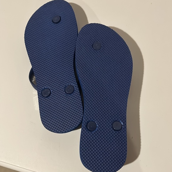 A Box of flip flops - Picture 4 of 4